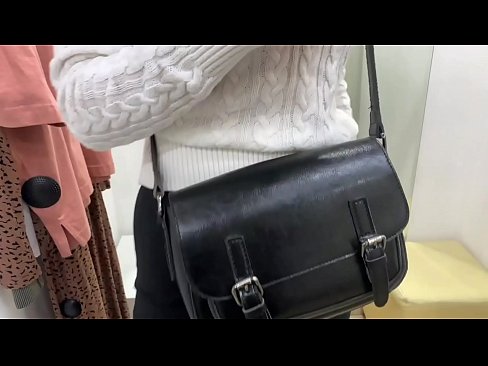 ❤️ Masturbasyona giştî ya keçika ciwan FeralBerry bi dilopek li jûreya fitarê ❤️ Vîdyoyê qijkî li me ku.porno-filmy.ru ☑