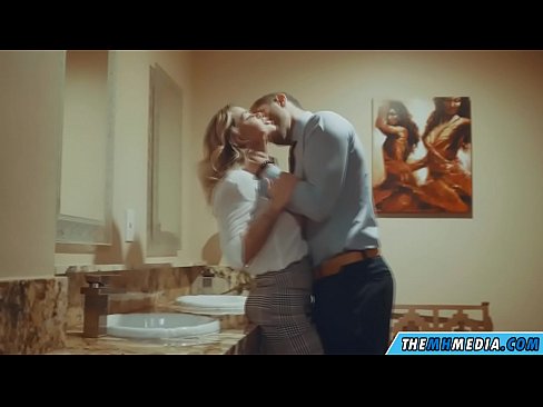 ❤️ Gava ku blondeyek busty we di nav hewşek gelemperî de dixapîne ❤️ Vîdyoyê qijkî li me ku.porno-filmy.ru ☑